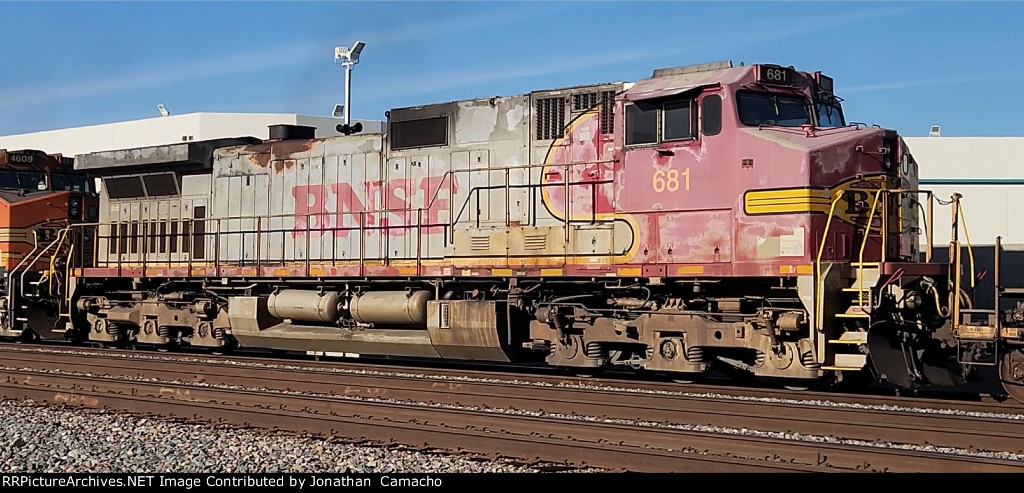 BNSF 681 Warbonnet trails on by